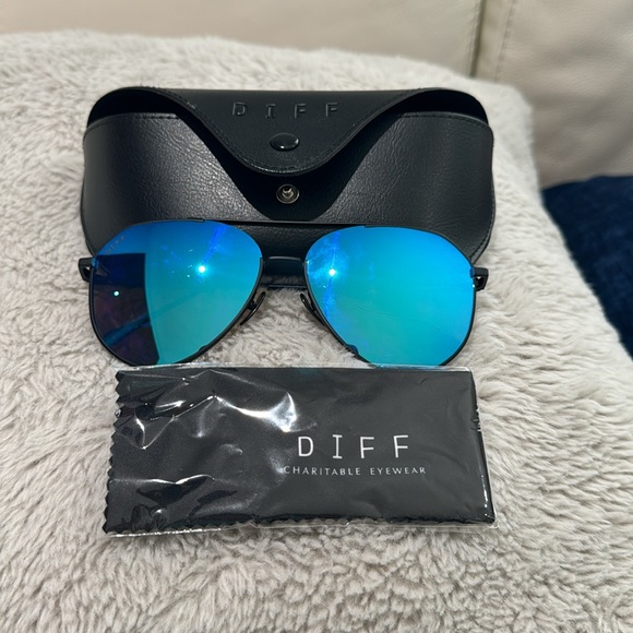 DIFF SUNGLASSES - Picture 4 of 4